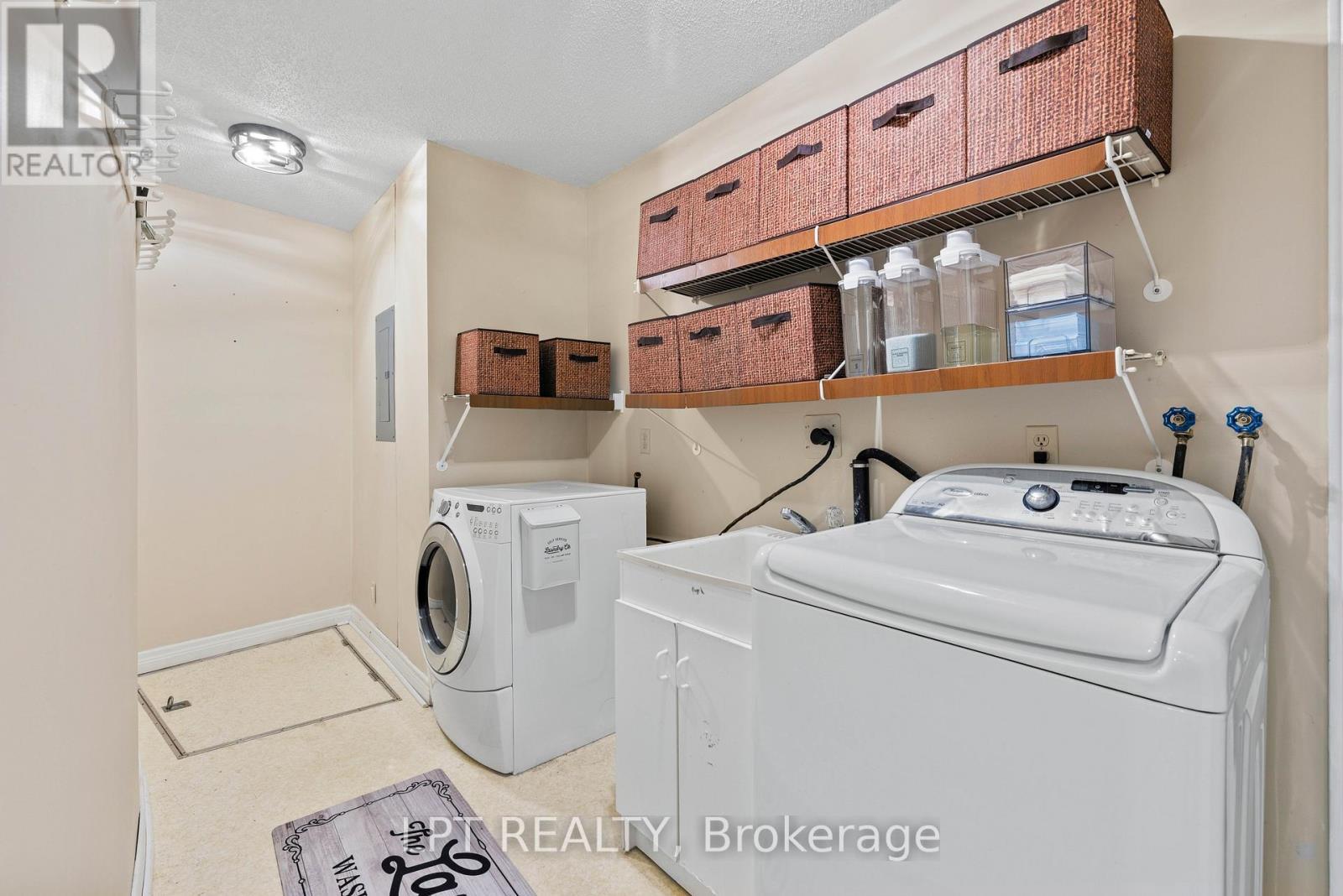 Laundry - 204 The Queensway S, Georgina, ON