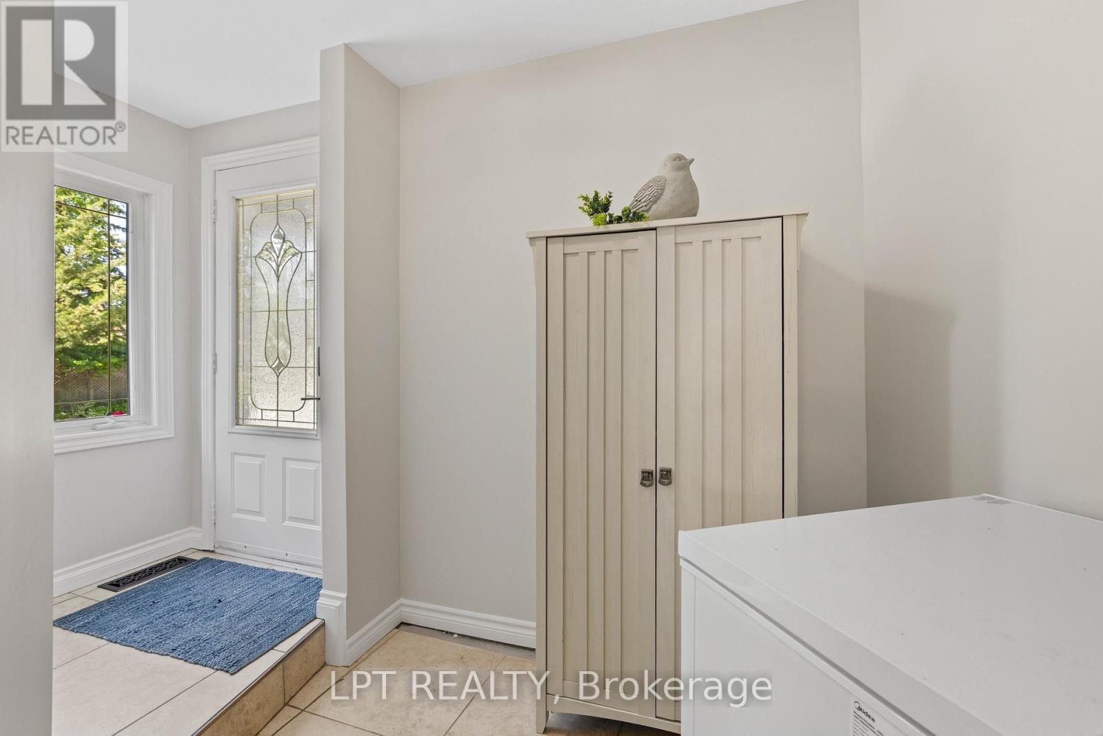 Separate Entrance/Mud Room - 204 The Queensway S, Georgina, ON