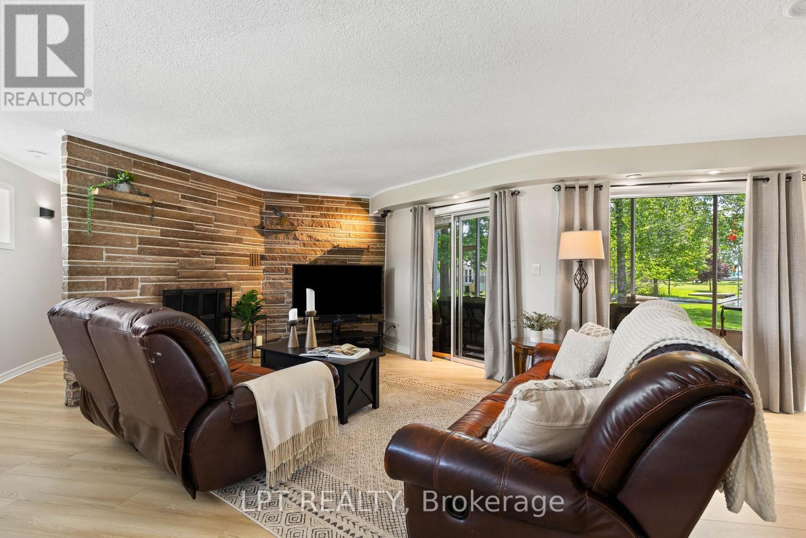 Living Room - 204 The Queensway S, Georgina, ON