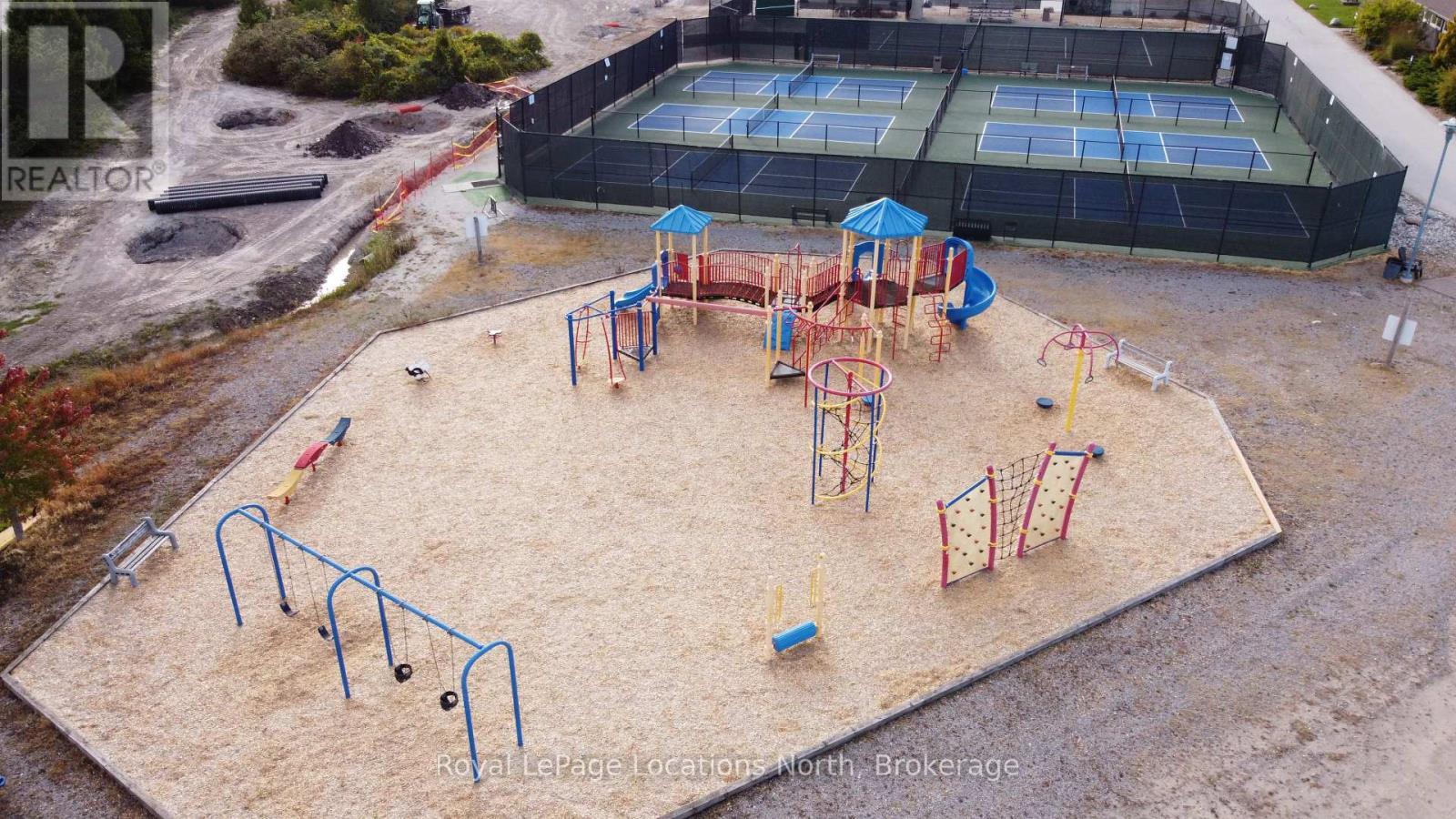 Lighthouse Point - Playground & Pool - 288 Mariners Way, Collingwood, ON