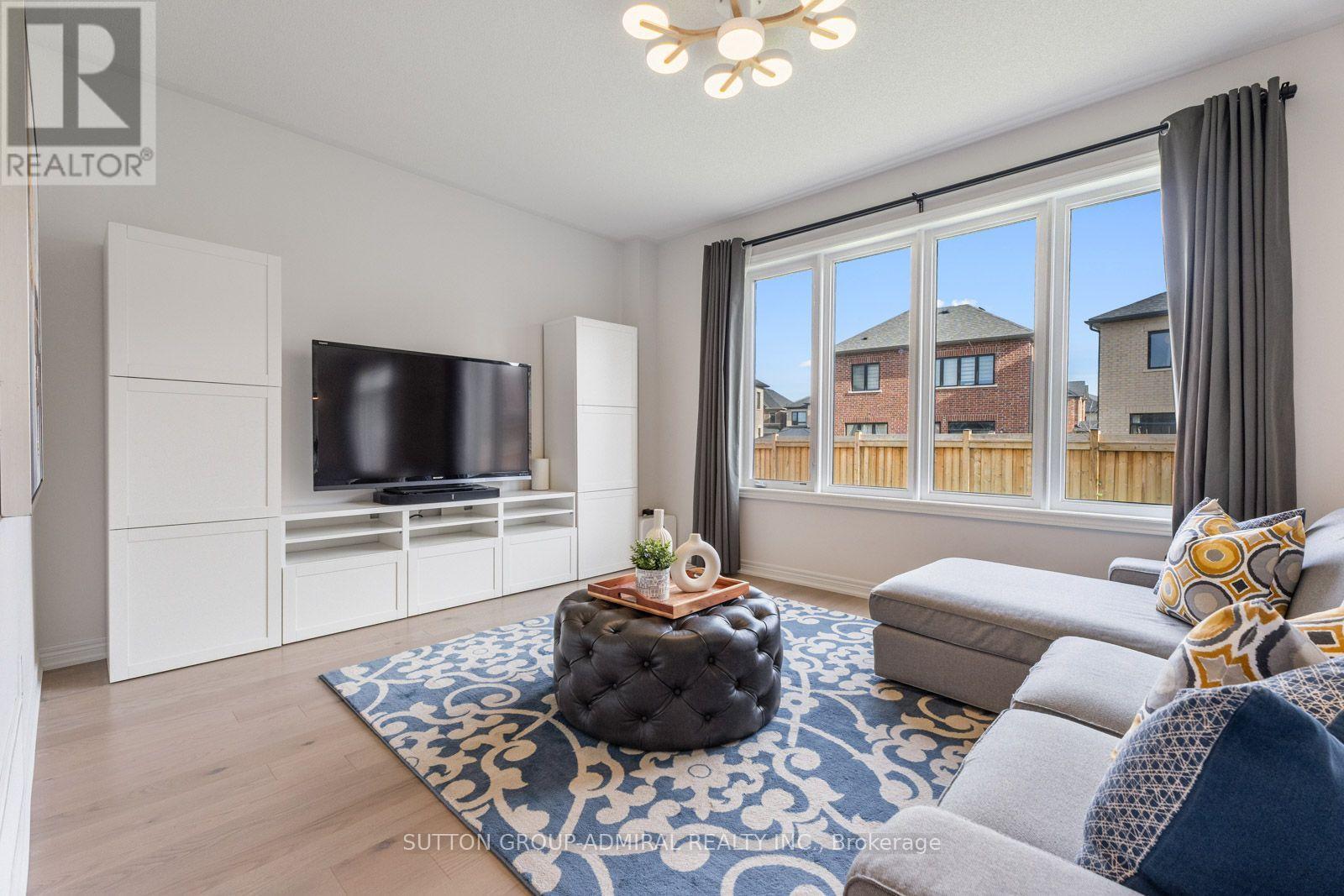 7 Priory Drive, Whitby, ON