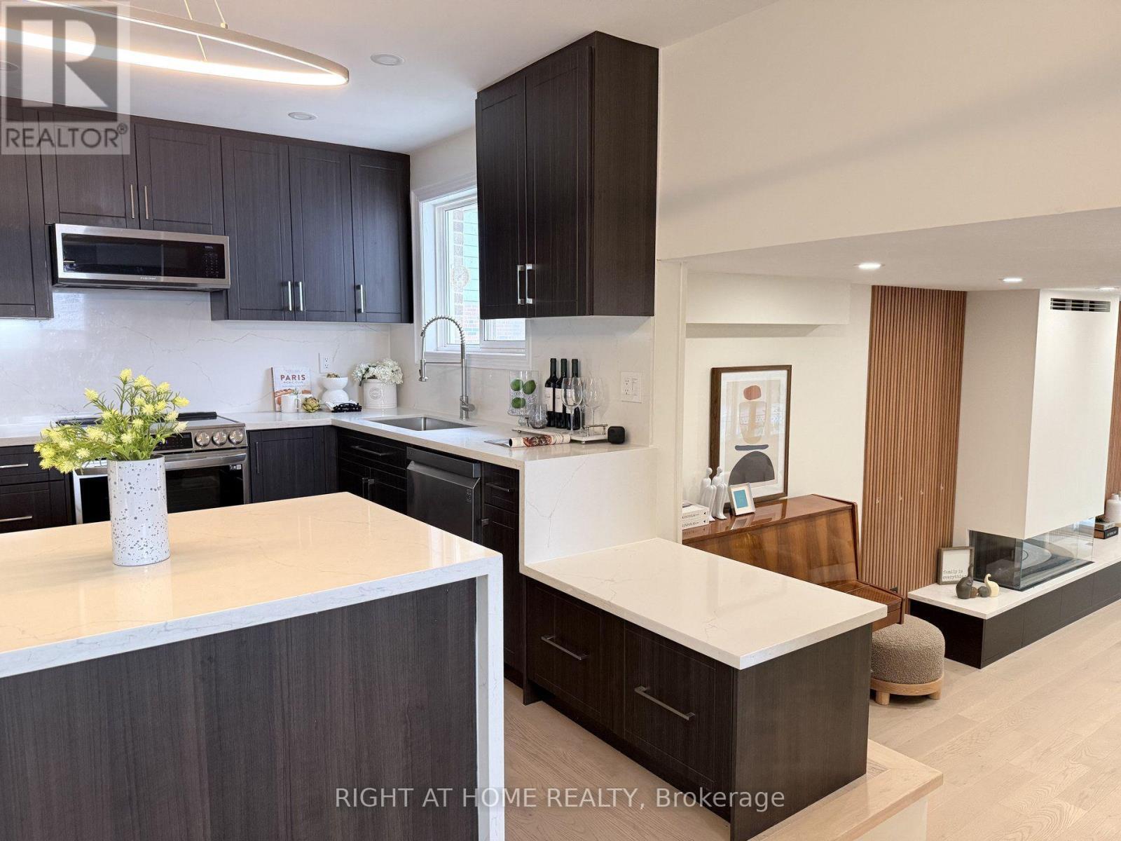 315 Roywood Crescent, Newmarket, ON