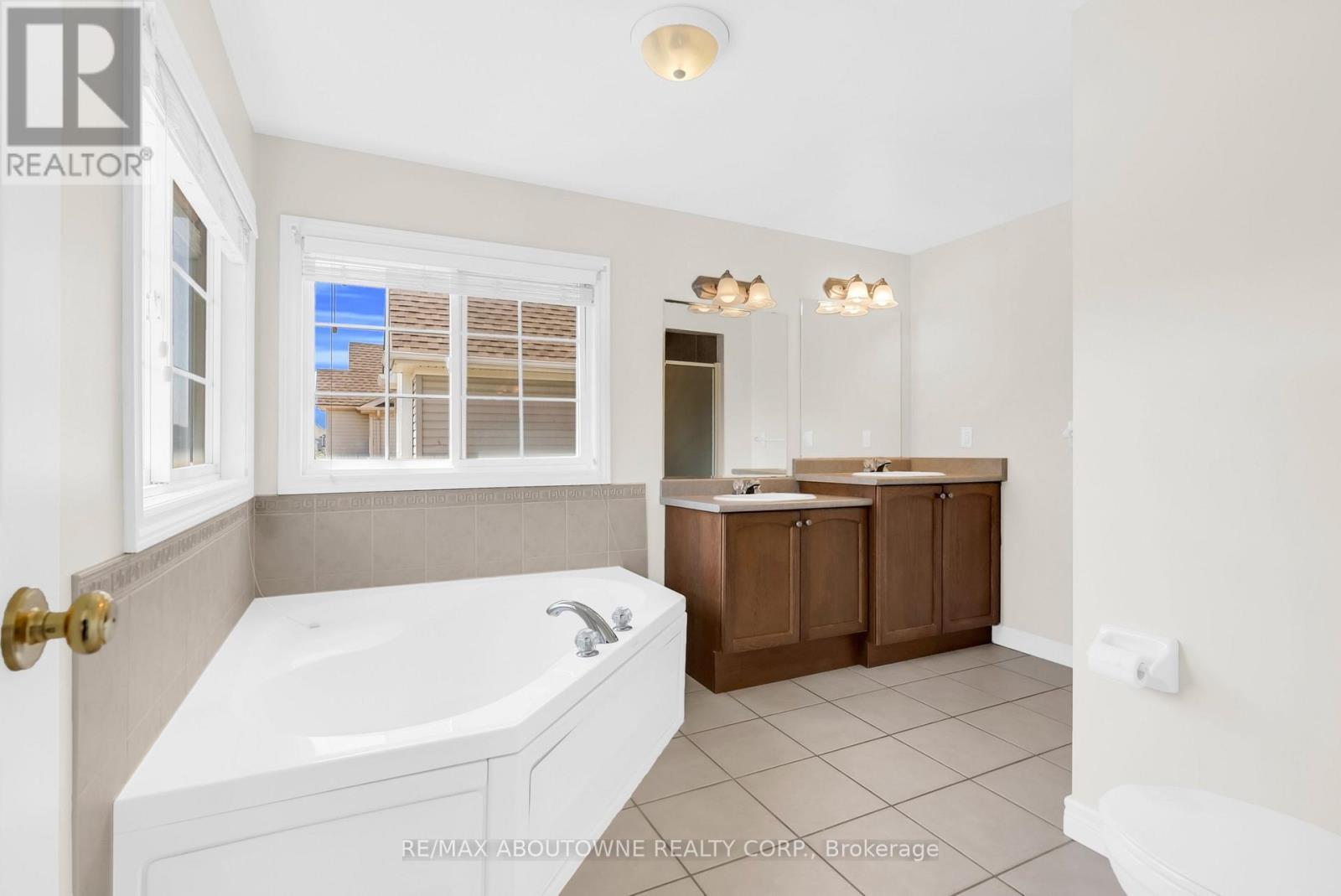 5pc Ensuite - 18 Haney Drive, Guelph, ON