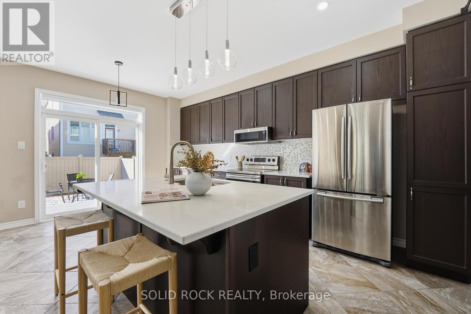 Enlarged kitchen island - 55 Solaris Drive, Ottawa, ON