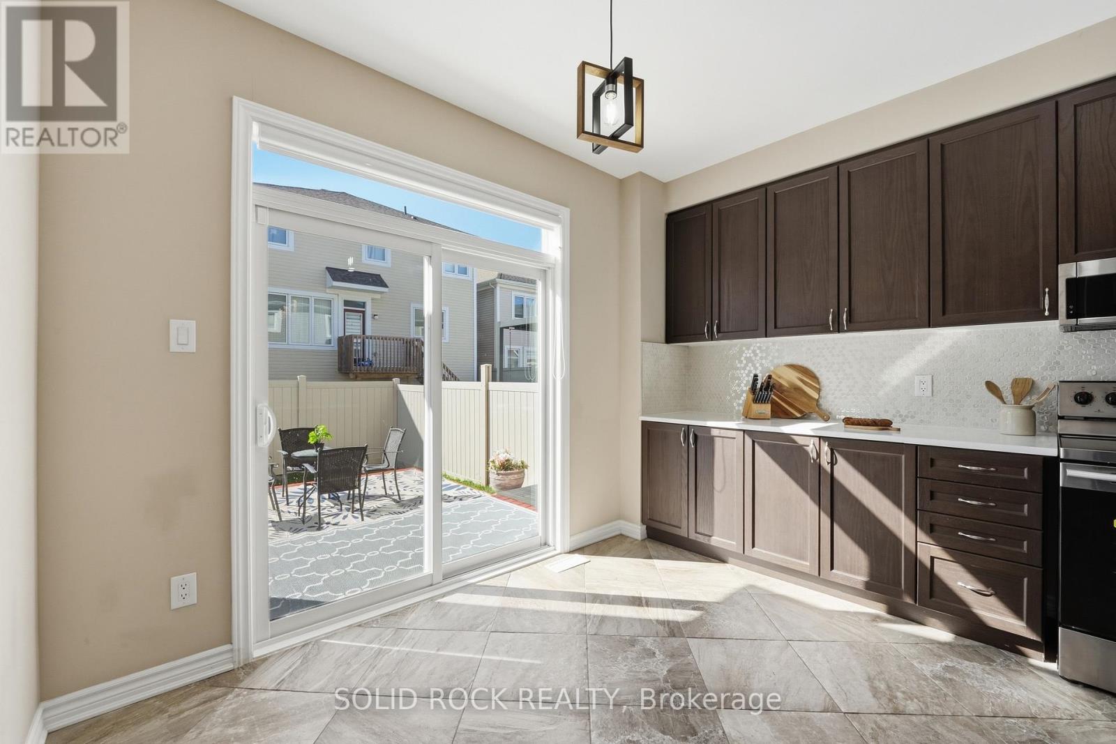 Coordinate lighting - 55 Solaris Drive, Ottawa, ON