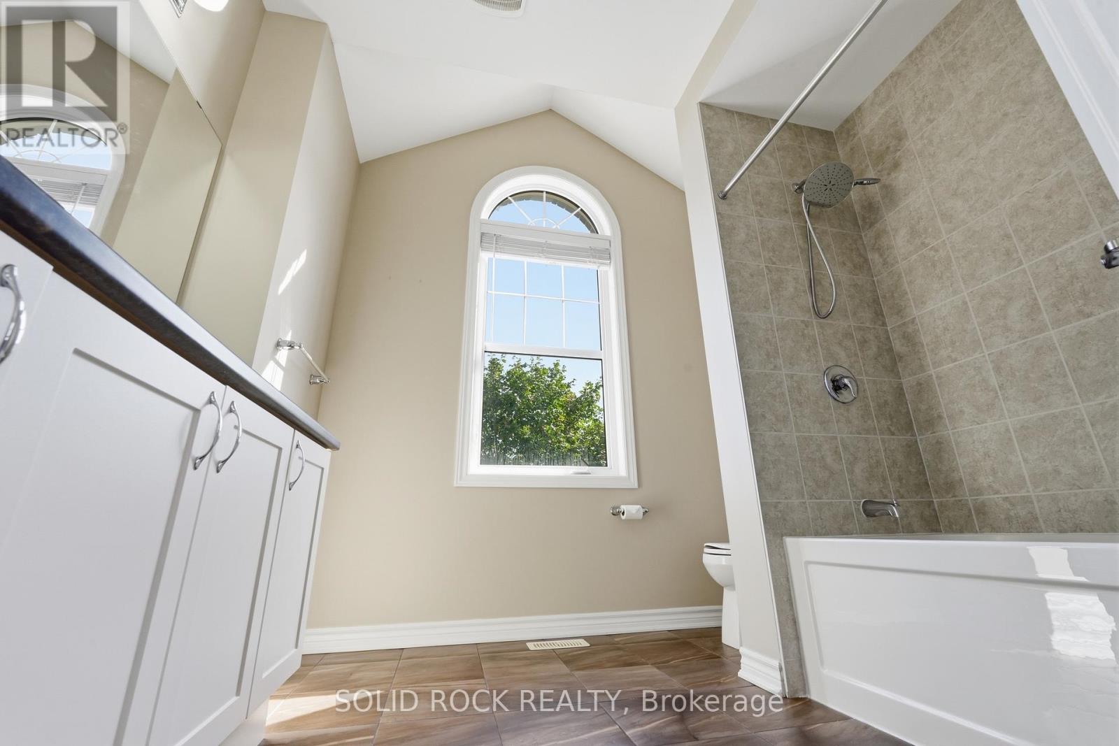 Stylish main bath- vaulted ceiling arched window - 55 Solaris Drive, Ottawa, ON