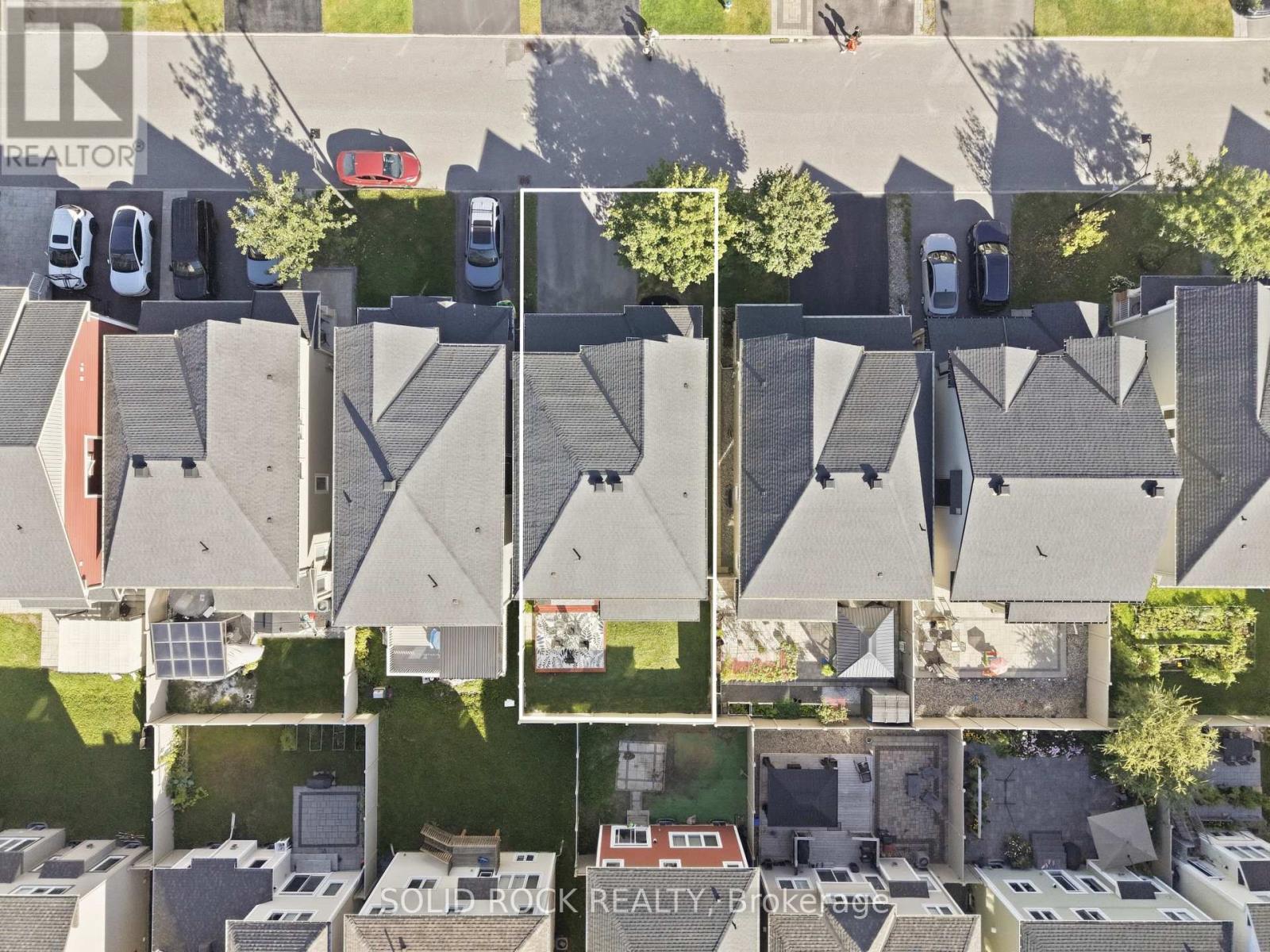 Well kept neighbors - 55 Solaris Drive, Ottawa, ON