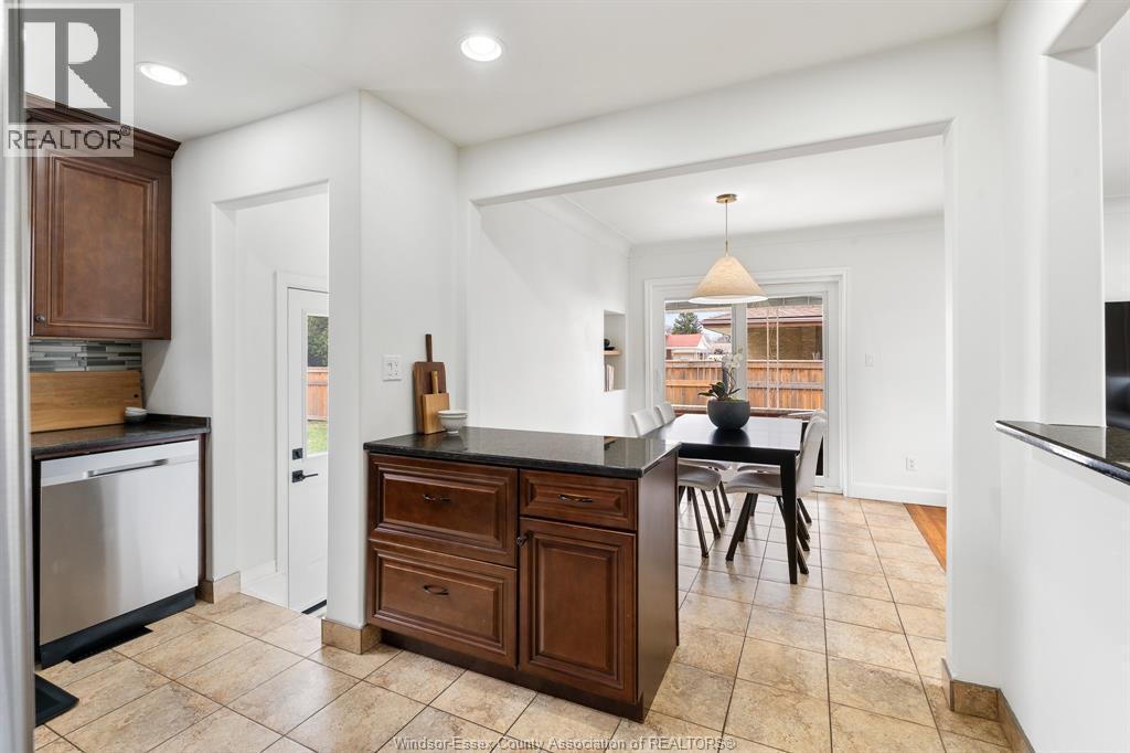 735 Lounsborough, Windsor, ON