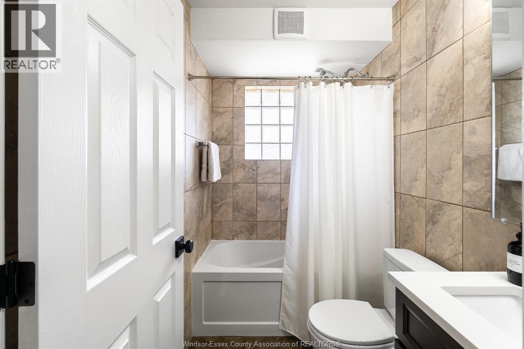 735 Lounsborough, Windsor, ON