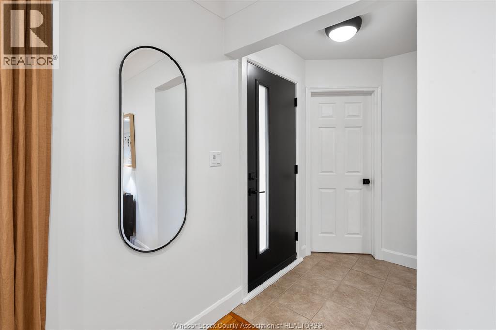 735 Lounsborough, Windsor, ON