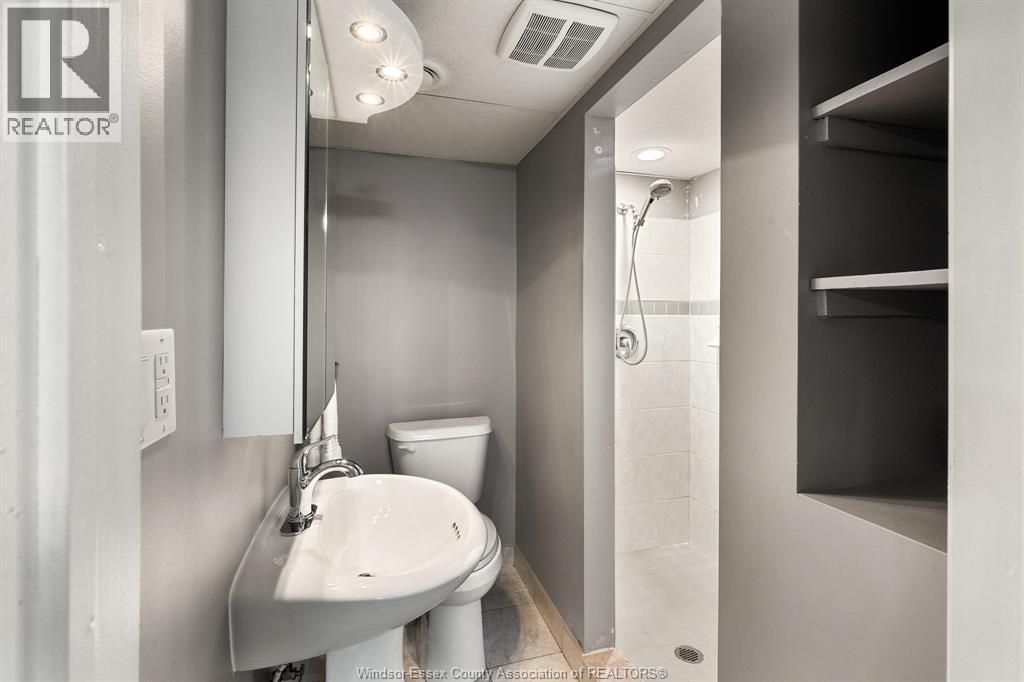 735 Lounsborough, Windsor, ON