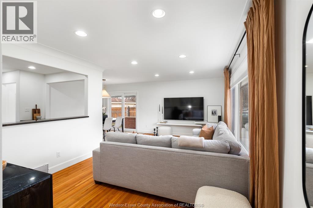 735 Lounsborough, Windsor, ON