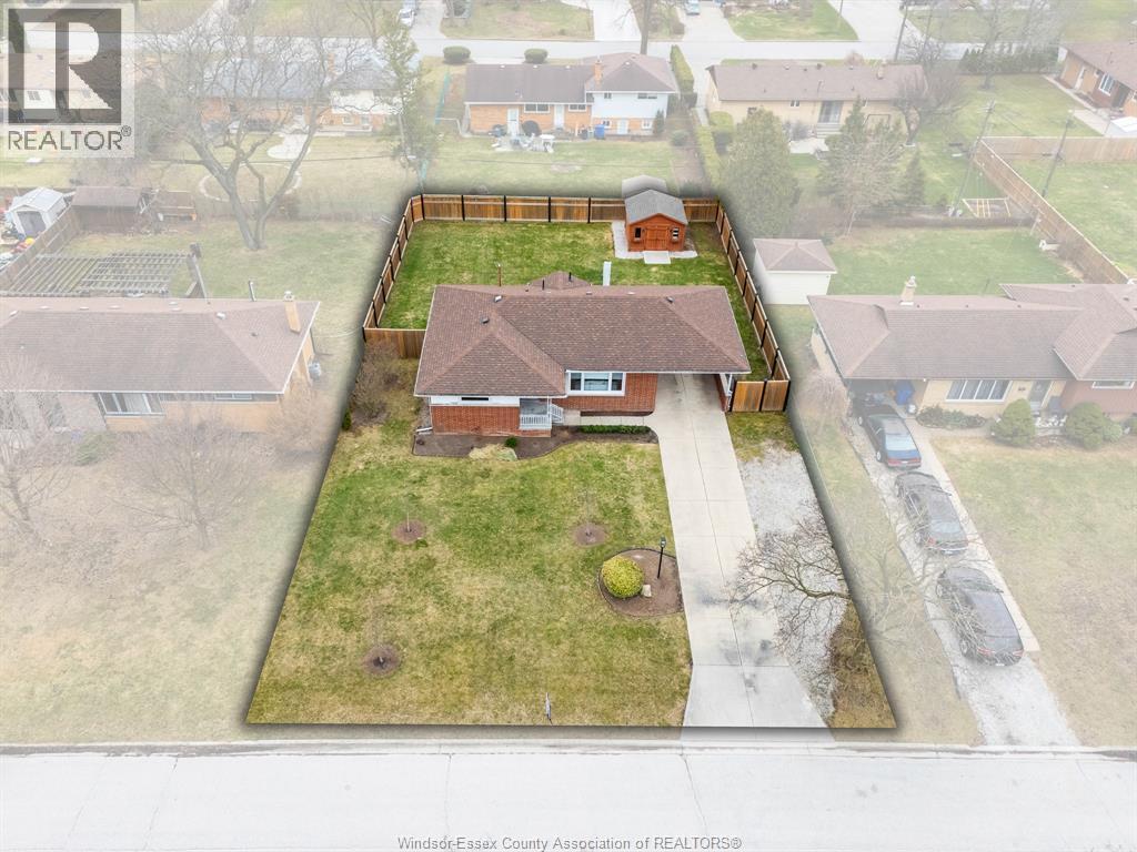 735 Lounsborough, Windsor, ON