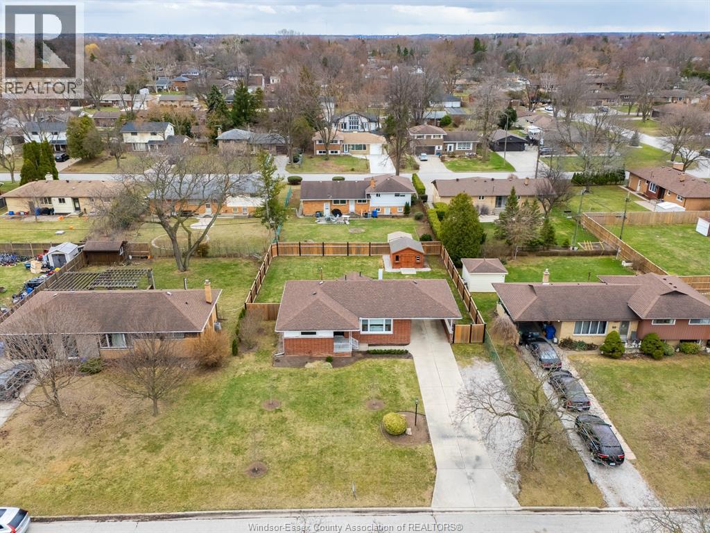 735 Lounsborough, Windsor, ON