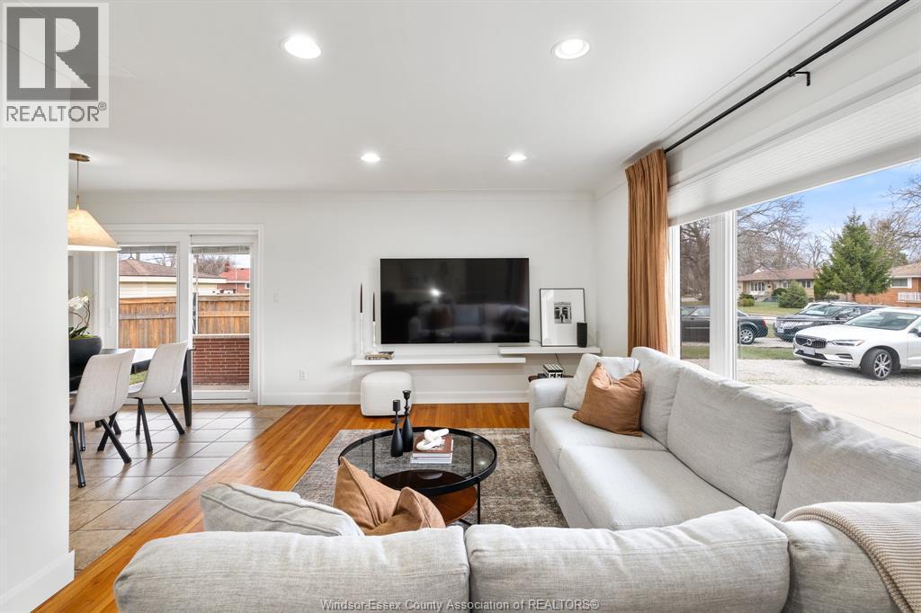 735 Lounsborough, Windsor, ON