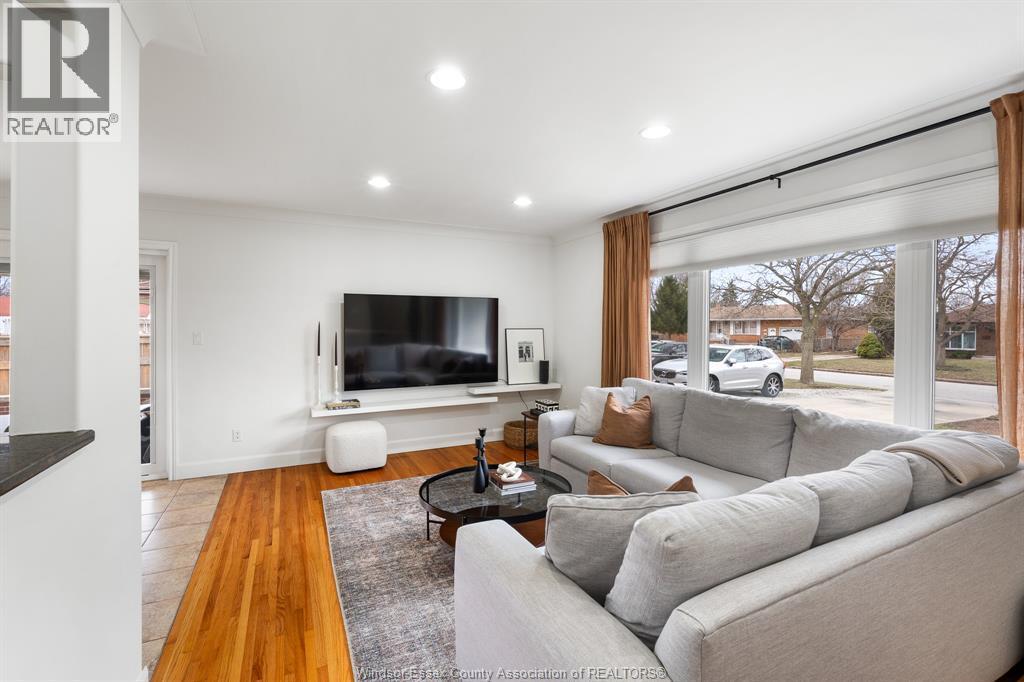 735 Lounsborough, Windsor, ON