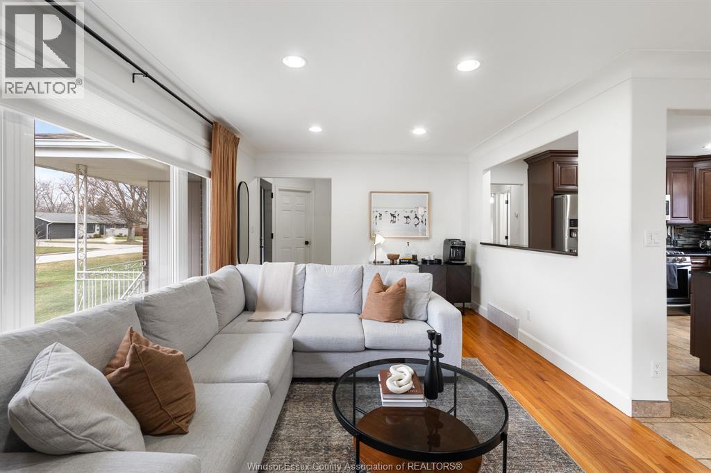 735 Lounsborough, Windsor, ON
