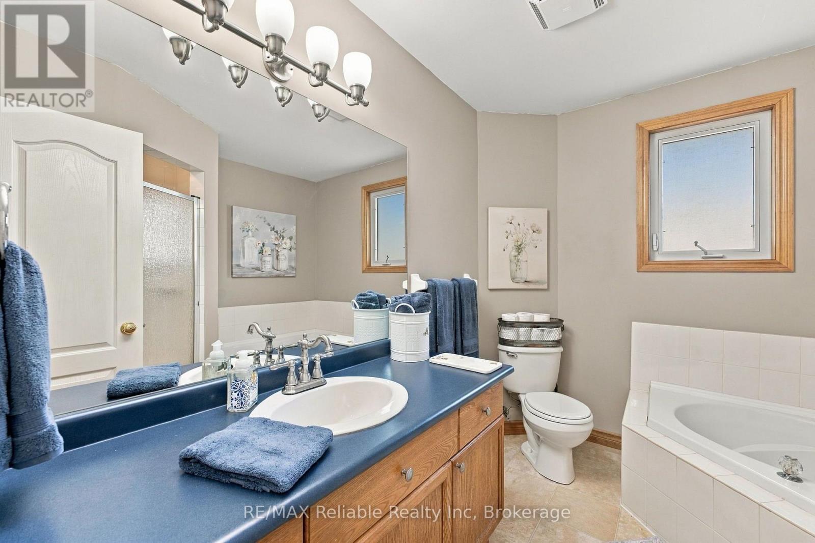 Large bathroom - 71 Meadowridge Road, London North (North M), ON