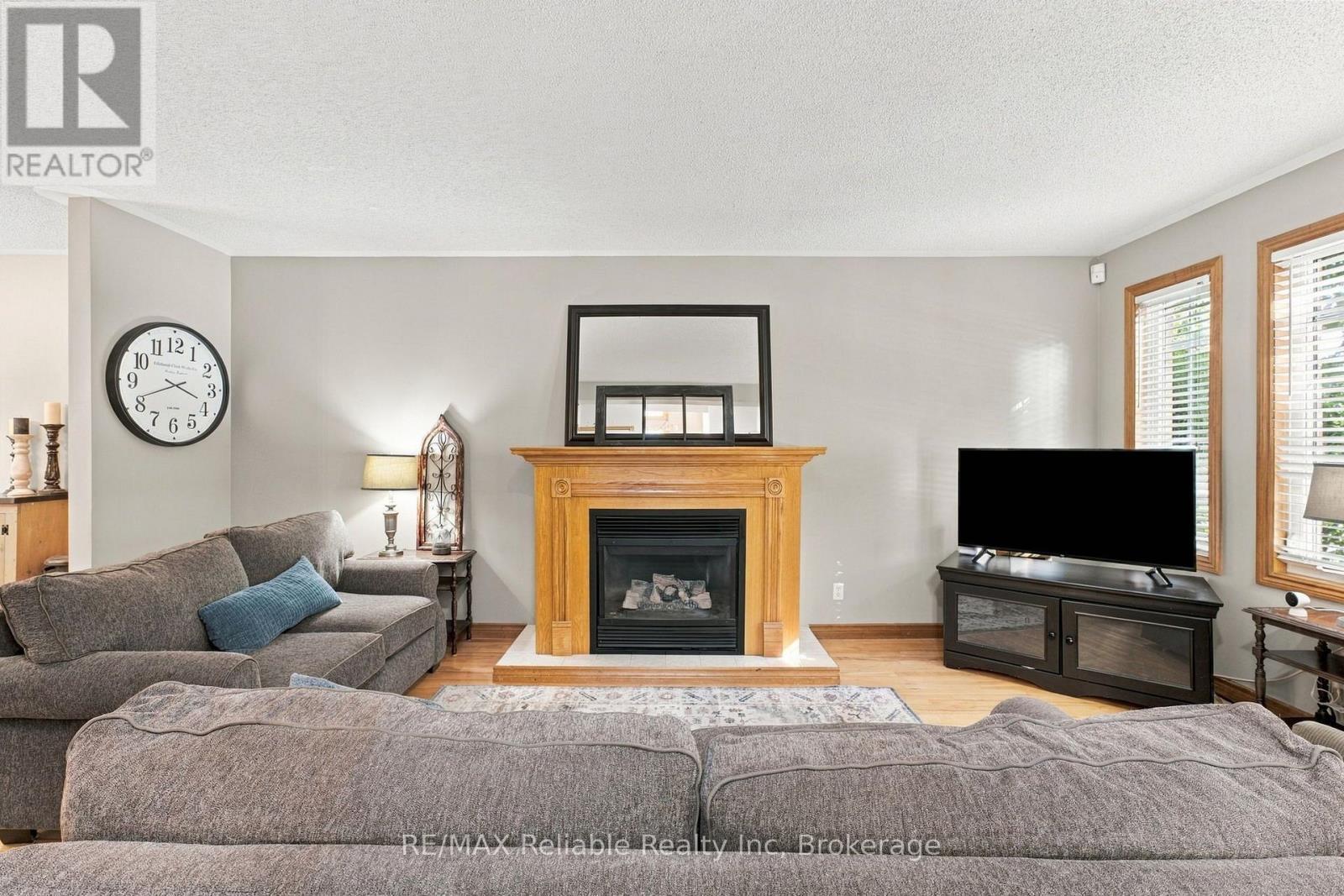 Gas fireplace - 71 Meadowridge Road, London North (North M), ON