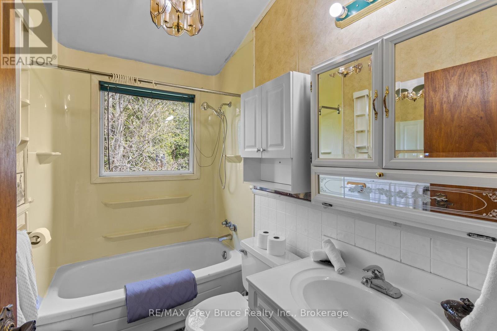 4 piece main floor bathroom - 28 Stewarts Point, Northern Bruce Peninsula, ON
