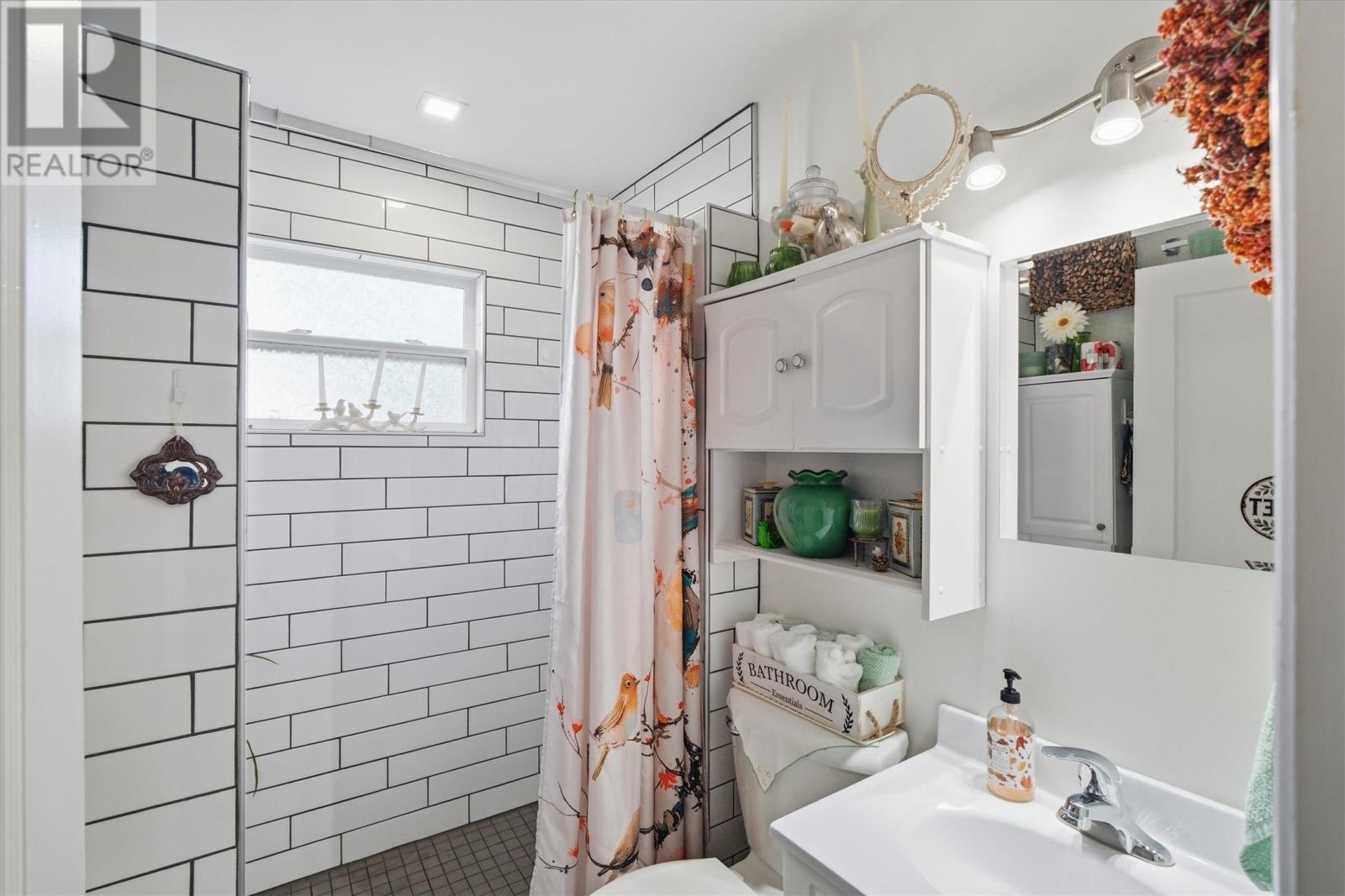 Downstairs Washroom with heated floor - 213 Pennywell Road, St. John'S, NL