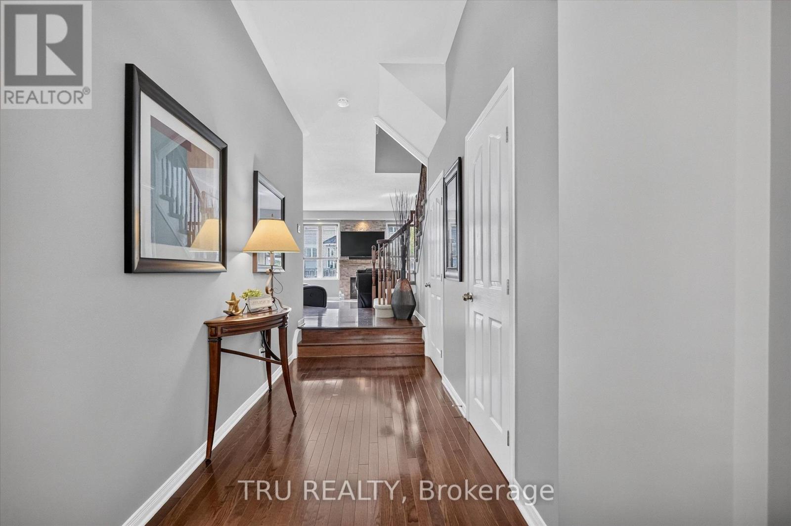 entry/foyer - 325 Upcountry Drive E, Ottawa, ON