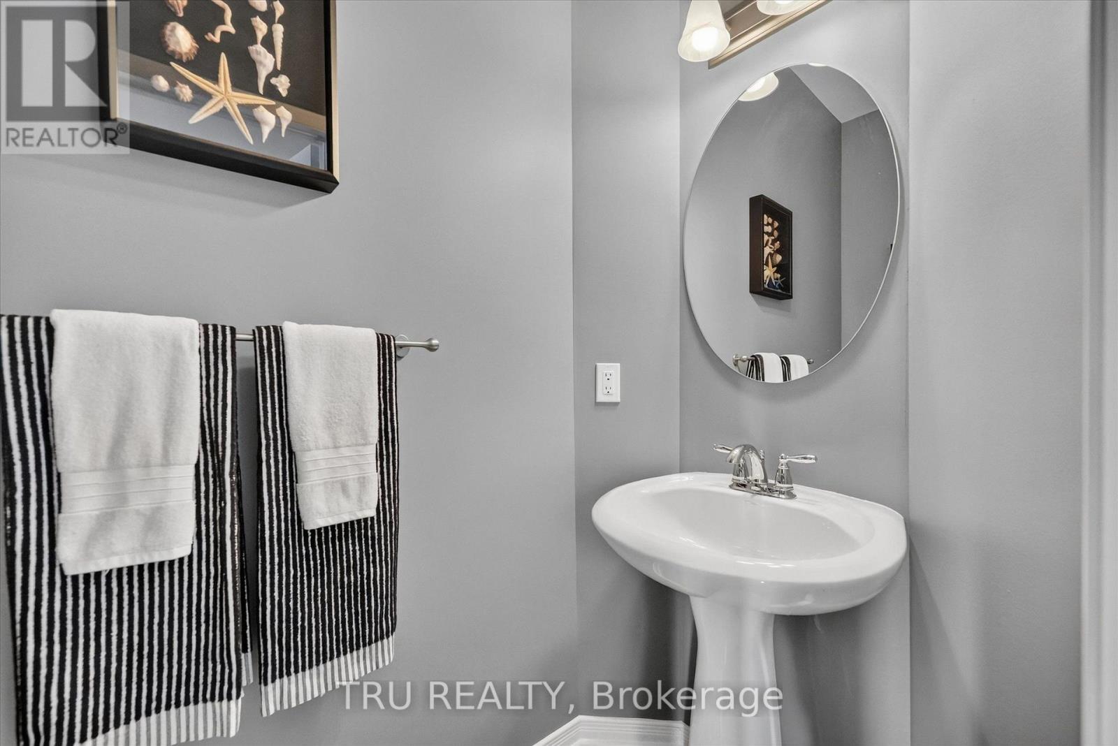 main floor powder room - 325 Upcountry Drive E, Ottawa, ON