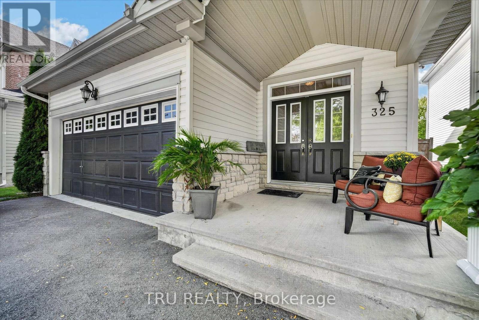 Generous covered front porch - 325 Upcountry Drive E, Ottawa, ON