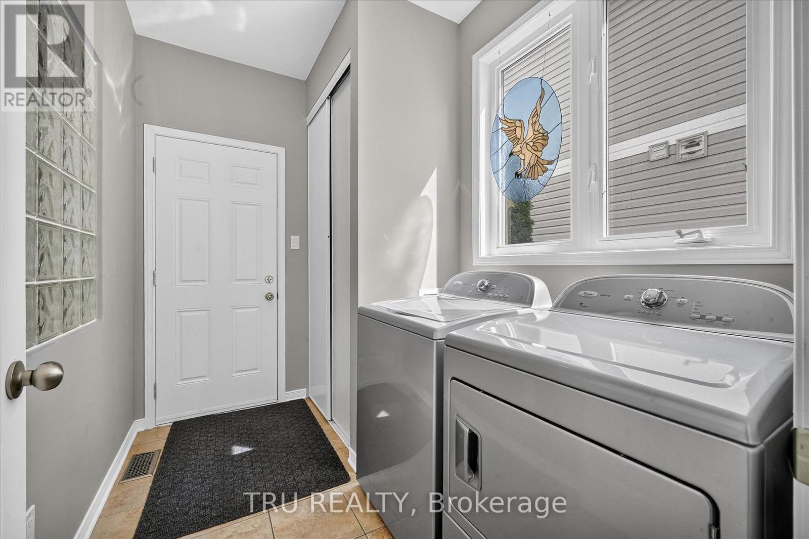 laundry/mud/pantry room - 325 Upcountry Drive E, Ottawa, ON
