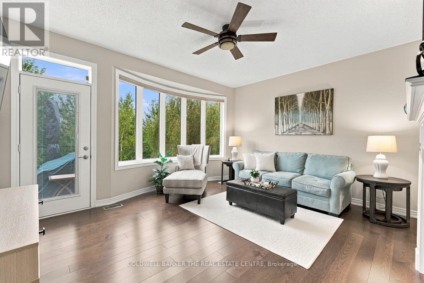 Family Room - 25 Manor Forest Road, East Gwillimbury, ON