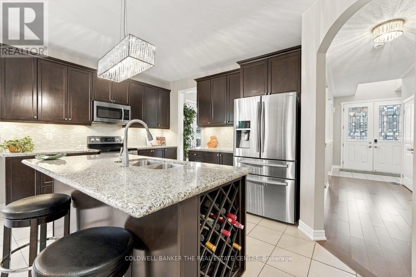 Kitchen Island Main - 25 Manor Forest Road, East Gwillimbury, ON