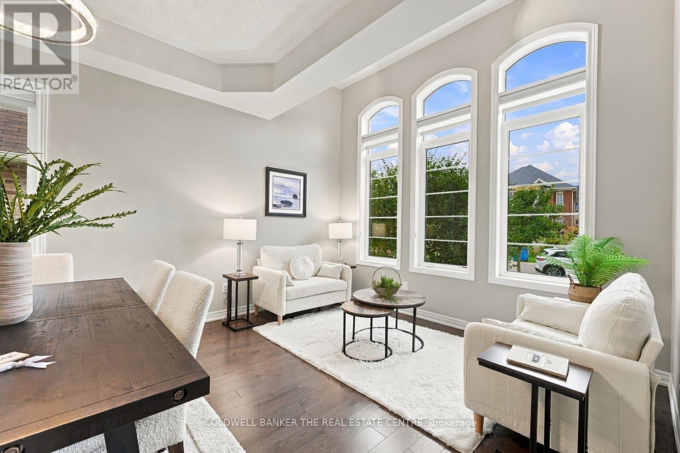 Living rm - 25 Manor Forest Road, East Gwillimbury, ON