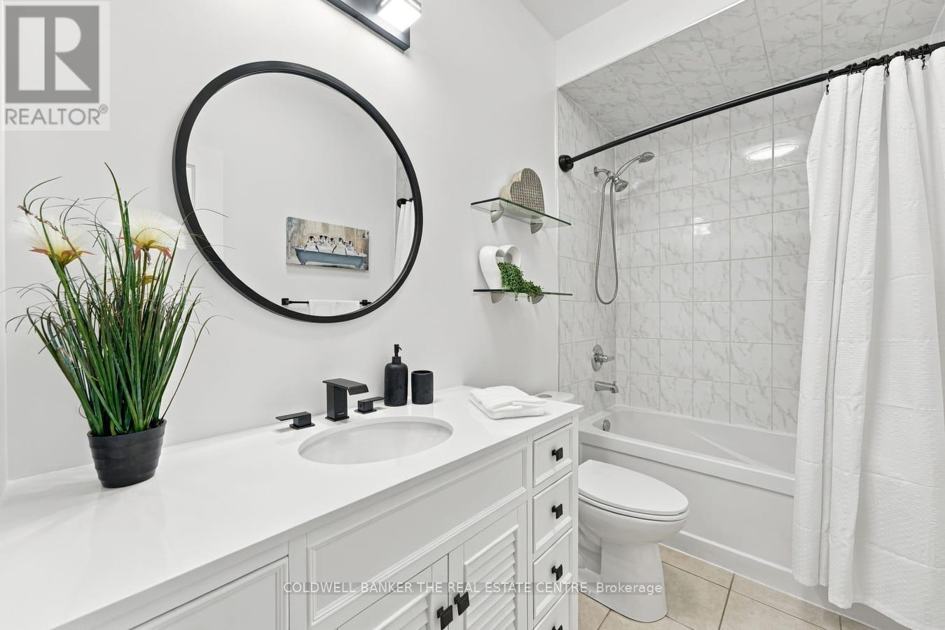 Main Bathroom - 25 Manor Forest Road, East Gwillimbury, ON