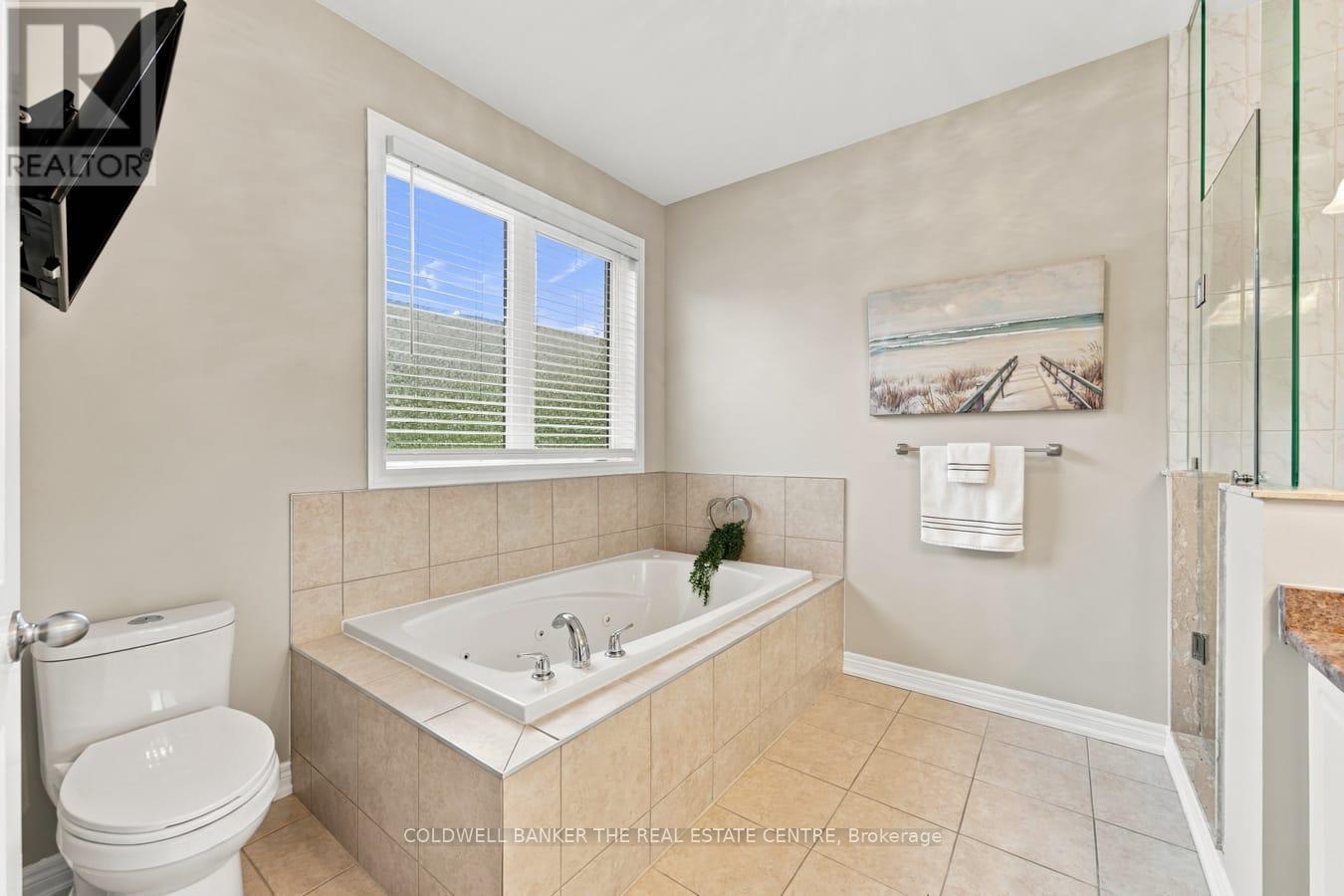 Main Primary Ensuite Soaker - 25 Manor Forest Road, East Gwillimbury, ON