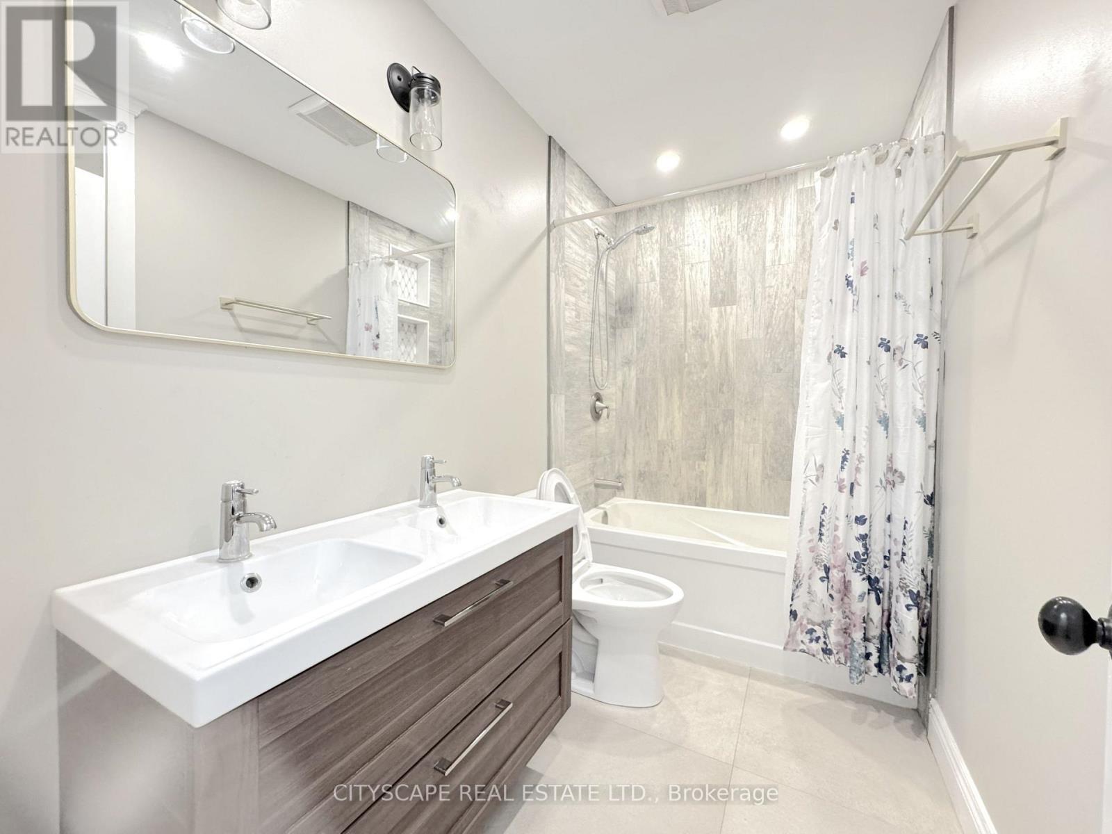 5pc Main Bathroom - 60 Hillview Drive, Newmarket, ON