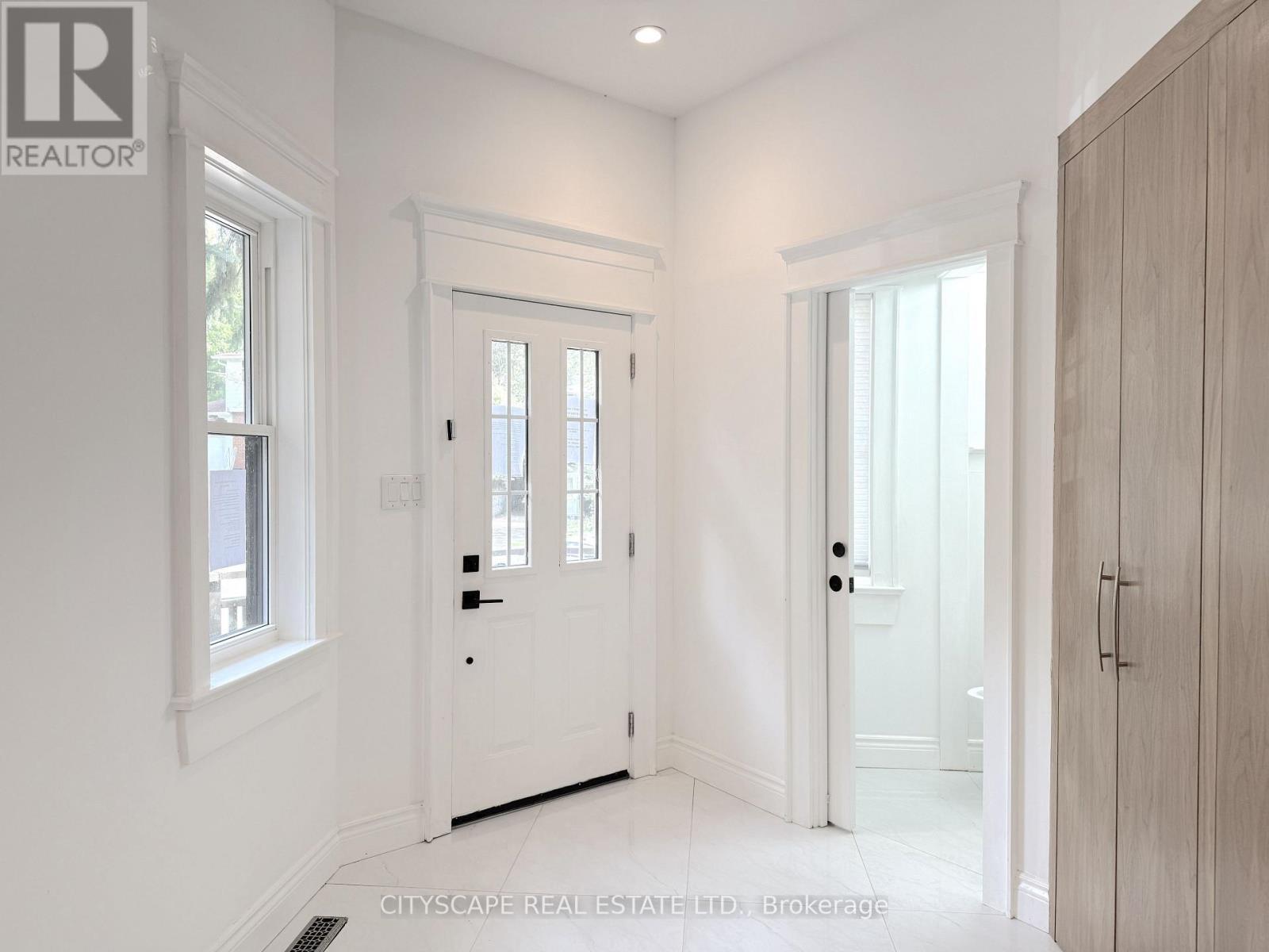 Foyer - 60 Hillview Drive, Newmarket, ON