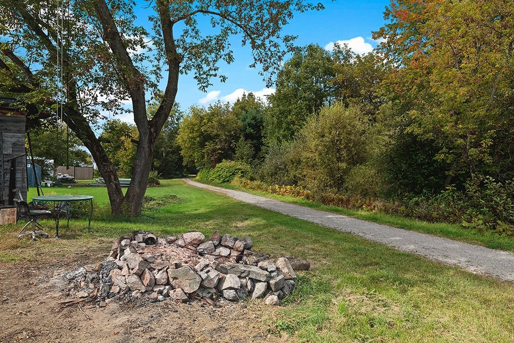Courtyard - 82 Rue Thomas-Lefebvre, Mansfield-Et-Pontefract, QC