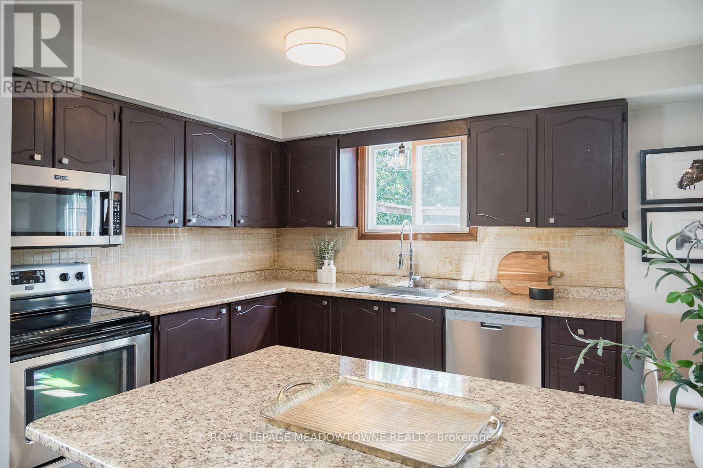 Spacious kitchen layout - 584 Hayward Crescent, Milton, ON