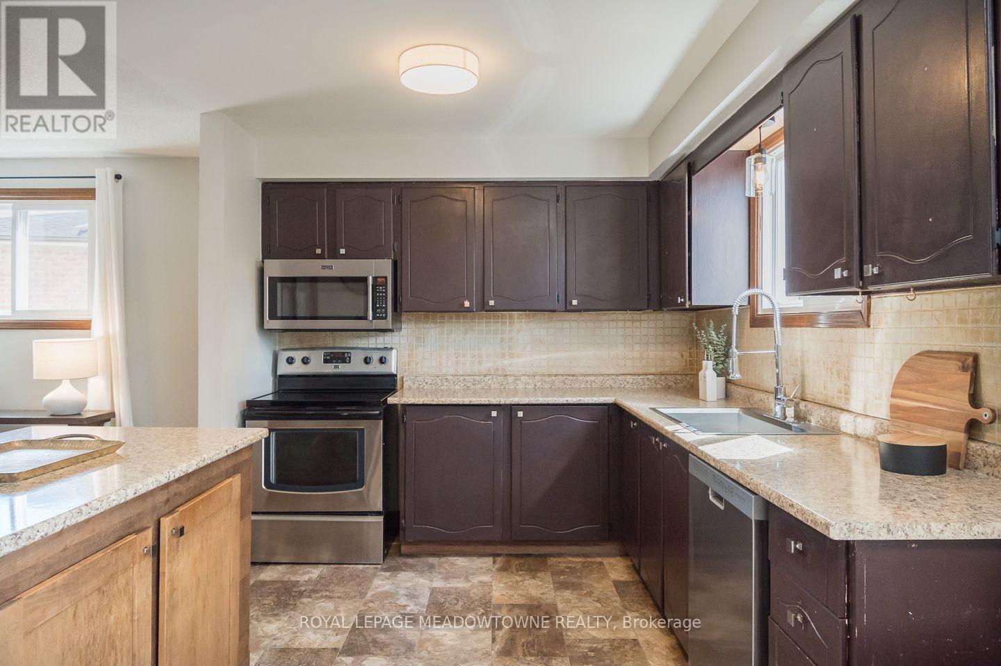 Functional cooking space - 584 Hayward Crescent, Milton, ON