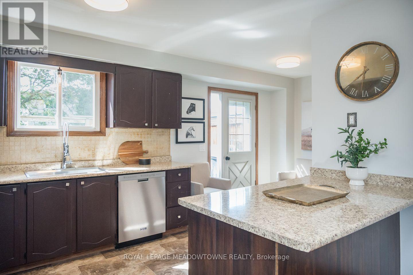 Kitchen overlooking backyard - 584 Hayward Crescent, Milton, ON