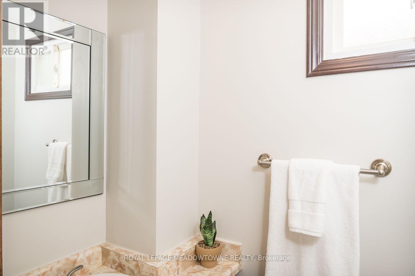 Main floor powder room - 584 Hayward Crescent, Milton, ON