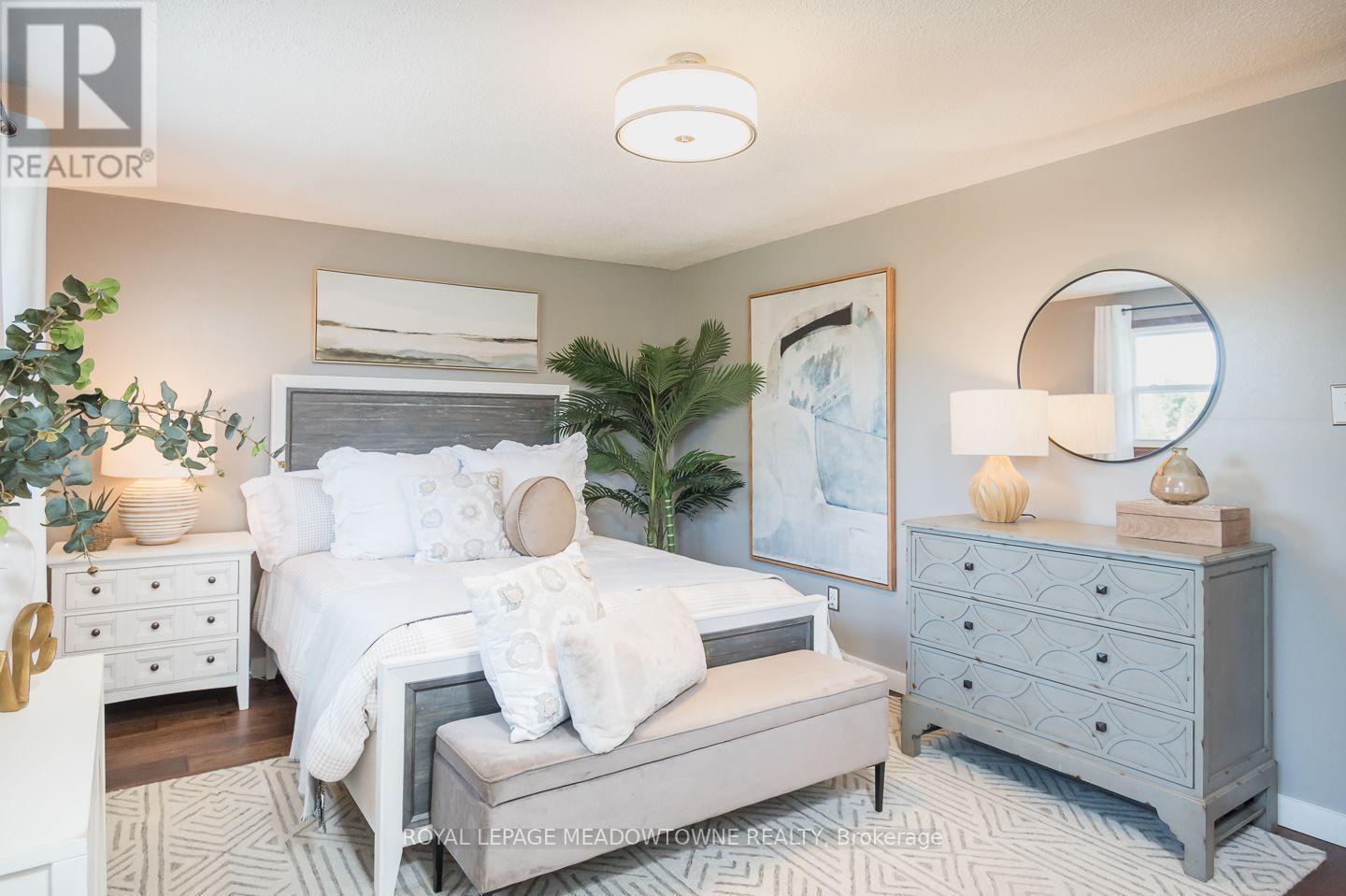 Ample natural light - 584 Hayward Crescent, Milton, ON