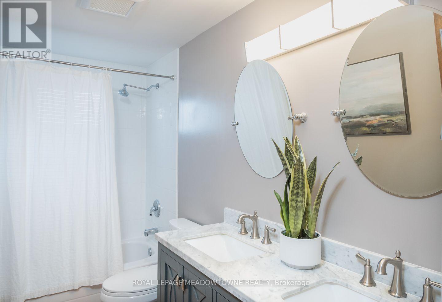 Upgraded main bath - 584 Hayward Crescent, Milton, ON