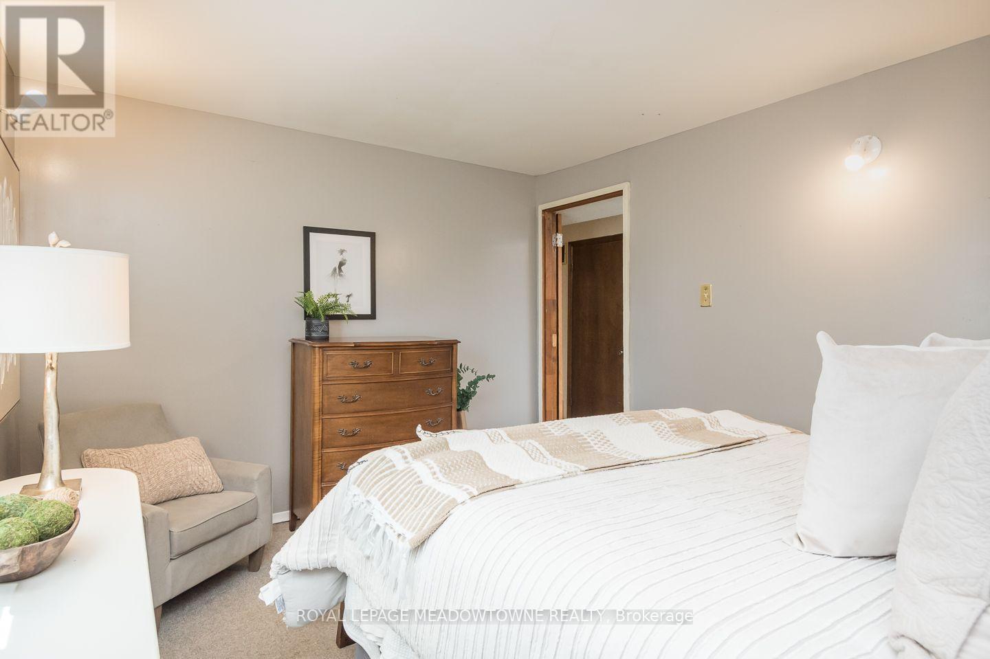 Ideal for guests - 584 Hayward Crescent, Milton, ON