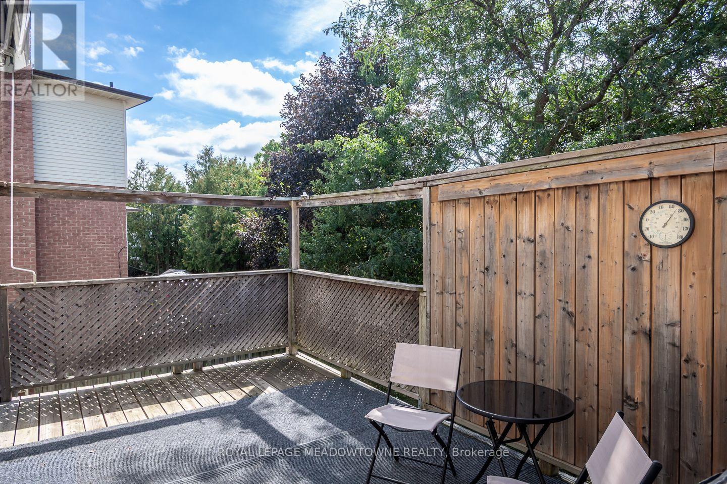Large upper level deck - 584 Hayward Crescent, Milton, ON