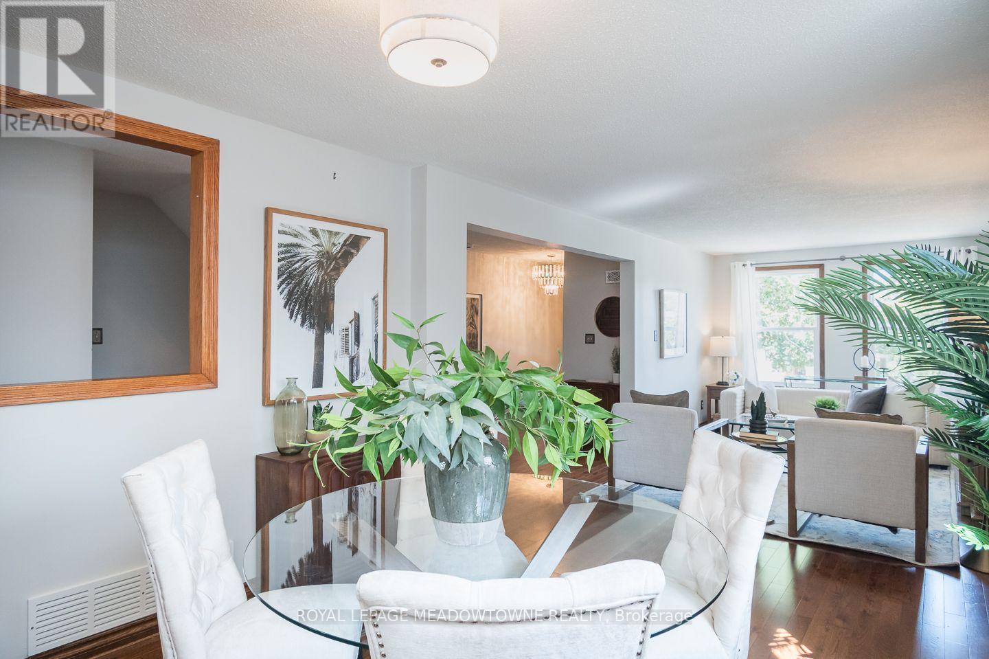 Upgraded lighting - 584 Hayward Crescent, Milton, ON