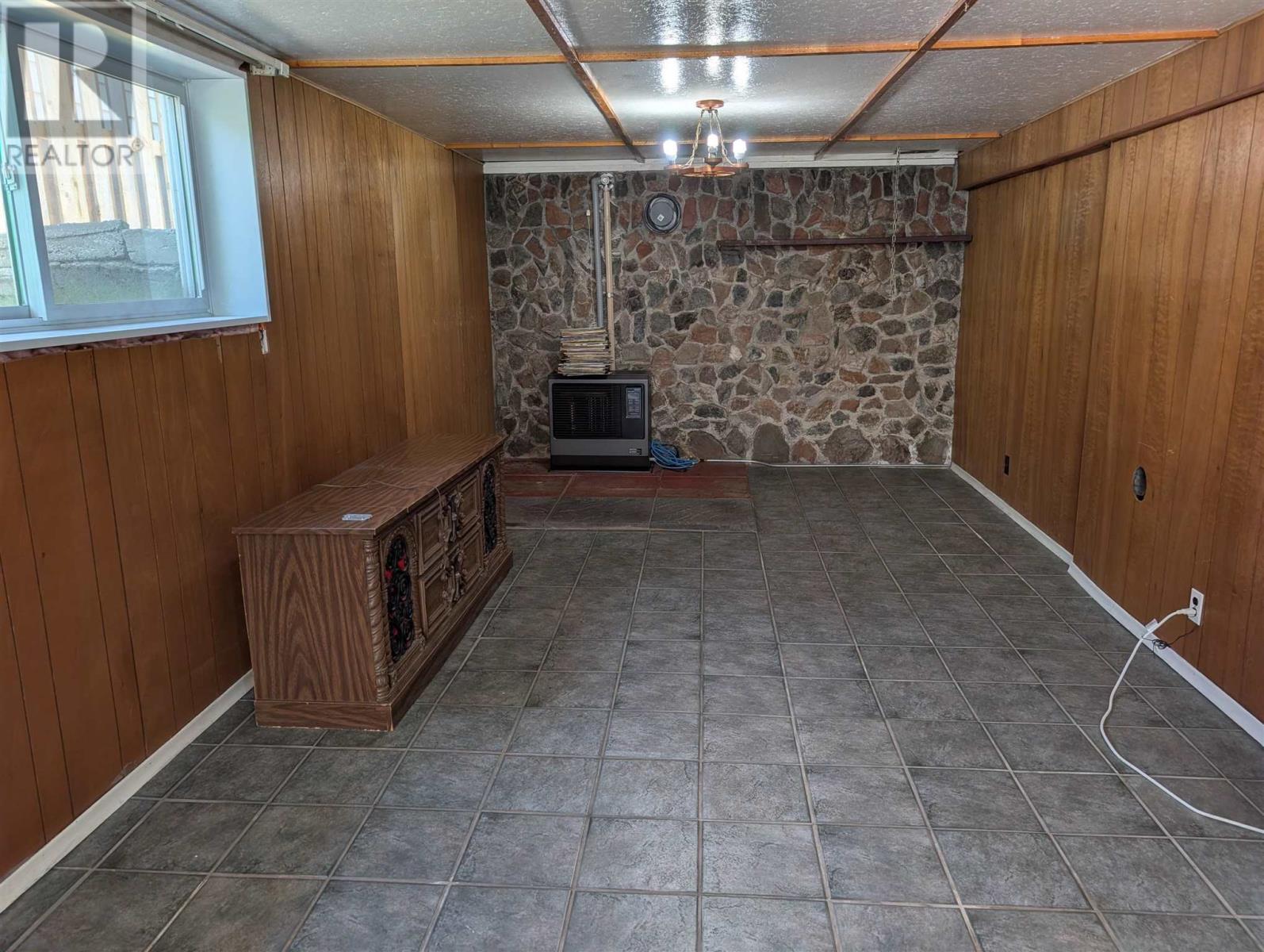 15 Magpie Rd, Wawa, ON