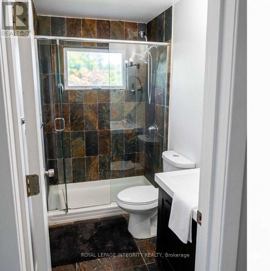 Main Floor Bathroom - 176 Oakridge Boulevard, Ottawa, ON