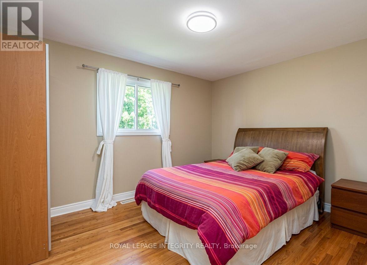 Main Floor Bedroom - 176 Oakridge Boulevard, Ottawa, ON