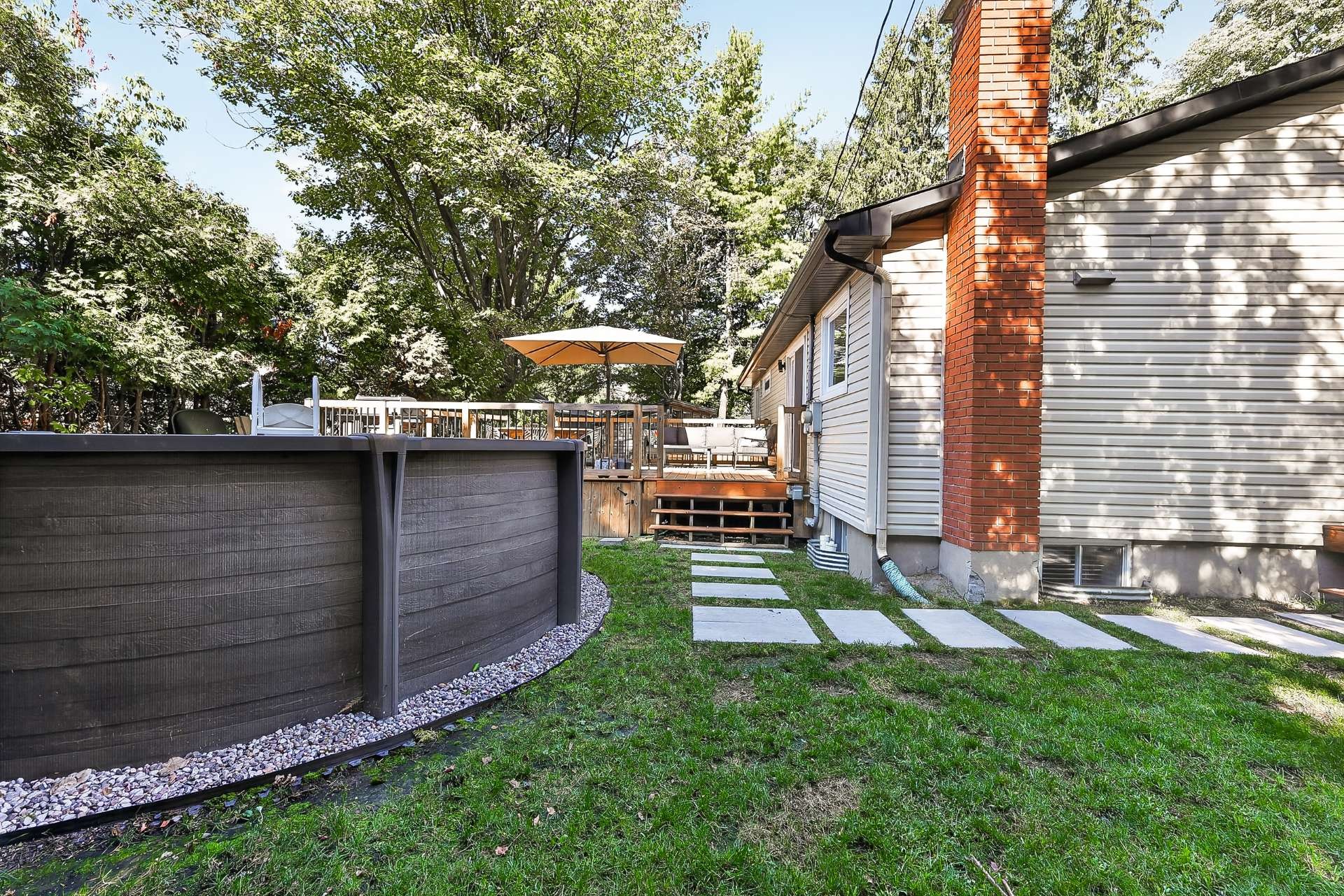 Piscine - 22 Rue Félix-Leclerc, Sainte-Julie, QC